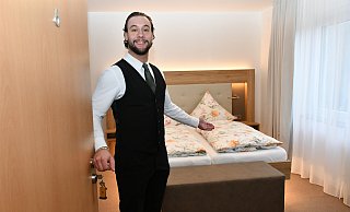 Alen Dedic präsentiert ein Zimmer des Hotel-Restaurants Steinhägerquelle in Steinhagen im Kreis Gütersloh. - Jonas Damme