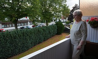 Bärbel Stolle will, dass die Bäume erhalten bleiben. „Sie sind das einzige bisschen Grün hier“, sagt sie.?Foto: Gerald Dunkel - Gerald Dunkel
