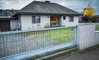 Dieses Einfamilienhaus in Sennestadt-Dalbke wird zwangsversteigert. - Barbara Franke