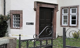 Das evangelische Gemeindezentrum an der Brüderstraße - hier das Tor zum Gemeindehaus - zieht um. - Simone Flörke