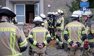Feuerwehrleute im Einsatz: Löscharbeiten am ehemaligen Grundschulgebäude in Löhne-Bahnhof. - Felix Eisele