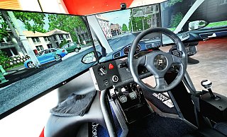 Das Cockpit in einem Fahrsimulator ist ausgestattet, wie das Cockpit in einem modernen PKW. - Symbolbild: Barbara Franke