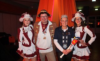 In Karnevalsstimmung: Funkenmarichen Annika Jordan (v. l.), Prinzendajudant Thomas Schniedermeierr, Prinzessin Claudia I. Damal und Funkenmarichen Laura Ilse. - Johannes Büttner