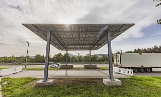 An der Autobahn A81 in Baden-Württemberg wird ein Solardach über der Fahrbahn bereits getestet. Eine Idee für den Bielefelder Ostwestfalendamm? - picture alliance / imageBROKER An der Autobahn A81 in Baden-Württemberg wird ein Solardach über der Fahrbahn bereits getestet. Eine Idee für den Bielefelder Ostwestfalendamm? - picture alliance / imageBROKER