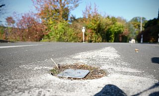 An der Kreuzung Lakenpohl/Bredenpohl erinnern nur noch Markierungen und Metallplatten im Boden an die abgebauten Poller. Jetzt bietet die Einmündung auch Platz für Autos. Für die Radfahrer auf dem Weg zur benachbarten Gesamtschule birgt das Gefahren. - Felix Eisele