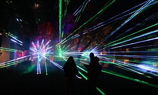 Bei der Lasershow stehen die Besucher mittendrin. - Simone Flörke