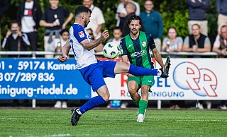 In der ersten Runde des Fußball-Westfalenpokals gewinnt Regionalligist FC Gütersloh souverän beim Landesligisten VfL Kamen. Paolo Maiella (r.) ist dabei einer der auffälligsten Gütersloher. - Kamil Wilkowski