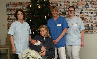 Still- und Laktationsberaterin Andrea Müller (v.l.), Stephanie Schäfer mit Niaz, Hebamme Karin Rebbe und Hebammenstudentin Elisa Werny freuen sich über das Neujahrsbaby. - St. Vincenz-Kliniken