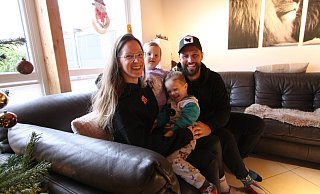 Christina und Christopher Schake mit ihren Kindern Cooper und Caissy in ihrem Haus in Schweicheln. - Björn Kenter