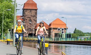 Der Weserradweg ist der beliebteste Fernradweg Deutschlands. 55 Kilometer des Radwegs führen durch den Kreis Minden-Lübbecke und auch direkt an der Schachtschleuse und dem Wasserstraßenkreuz entlang. - Teutoburger Wald Tourismus/Patrick Gawandtka