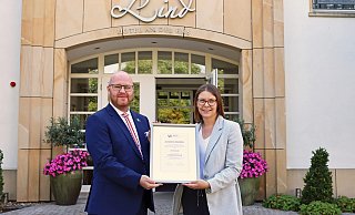 Anna Niehaus (Prowi GT) zeichnete Denis Jacob und das Lind Hotel im Kreis Gütersloh als "Standorthelden" aus. - Prowi GT Anna Niehaus (Prowi GT) zeichnete Denis Jacob und das Lind Hotel im Kreis Gütersloh als "Standorthelden" aus. - Prowi GT