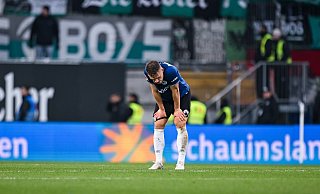 Arminia-Verteidiger Leon Schneider ist nach seinem Last-Minute-Eigentor gegen Preußen Münster sichtlich niedergeschlagen. - Teresa Kroeger