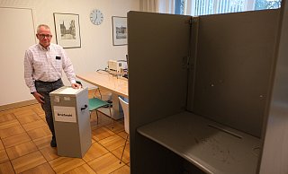 Die Vorbereitungen für die Bundestagswahl im Rathaus laufen. Die Stimmzettel liefert der Kreis Herford sodass frühestens ab Montag, 10. Februar, gewählt werden kann, erläutert Stadtpressesprecher Volker Müller-Ulrich. - Ulf Hanke Die Vorbereitungen für die Bundestagswahl im Rathaus laufen. Die Stimmzettel liefert der Kreis Herford sodass frühestens ab Montag, 10. Februar, gewählt werden kann, erläutert Stadtpressesprecher Volker Müller-Ulrich. - Ulf Hanke