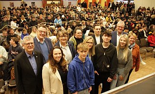 Die Bundestagskandidaten Christian Haase (CDU v. l.), Klaus Lange (AfD), Katrin Freiberger SPD), Anne Rehrmann (Grüne), Petra Riedel (Linke) und Dennis Niedermark (FDP) sowie (vorne v. l) Felix Wolf, Birgit Dellwig von der Schulberatungsstelle Kreis Höxter, Jonas Dick und Celina Kohl vom Moderatorenteam. Claudia Güthoff und Matthias Gehle (v.r.)l, die Schulleiter von Sekundarschule und Schlaun-Berufskolleg hatten zum Podiumsgespräch ins PZ eingeladen. - Dieter Scholz Die Bundestagskandidaten Christian Haase (CDU v. l.), Klaus Lange (AfD), Katrin Freiberger SPD), Anne Rehrmann (Grüne), Petra Riedel (Linke) und Dennis Niedermark (FDP) sowie (vorne v. l) Felix Wolf, Birgit Dellwig von der Schulberatungsstelle Kreis Höxter, Jonas Dick und Celina Kohl vom Moderatorenteam. Claudia Güthoff und Matthias Gehle (v.r.)l, die Schulleiter von Sekundarschule und Schlaun-Berufskolleg hatten zum Podiumsgespräch ins PZ eingeladen. - Dieter Scholz