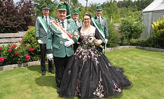 Das Königspaar Stefan und Yvonne Goeken mit den Fahnenoffizieren Christoph Papenkordt, Janik Koch und Jan Lütkemeier. - Johannes Büttner