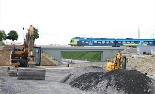 Die Züge rollen längst über die neue Bahnunterführung bei Paderborn-Benhausen. Darunter bauen Arbeiter den neuen Teil der Eggestraße (L755). - Rajkumar Mukherjee