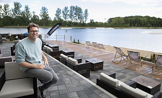 Betreiber Markus Padberg sitzt auf der neuen Sonnenterrasse der Wasserskianlage in Paderborn-Sande. - Niklas Tüns