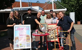 Freuen sich auf den Löhner Bürgerbrunch: Maren Werner, Helena Klocke (v. l., beide Kulturbüro), Tim Teilkemeier (Kinder- und Jugendarbeit), Dirk Hinke (Kulturbüro), Nico Sielermann (Vitale City), Heidrun Jahn-Wefelmeier (Bahnhofsverein), Thorsten Wessel (Vitale City), Bettina Pahlen (Bahnhofsverein), Antje Beck und Bernd Ritter (beide Vitale City). - Anthea Moschner
