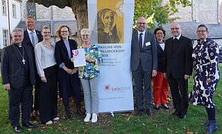 Den ersten Platz beim „Jungen Ehrenamt“ belegt das Projekt „Warm ums Herz“ von youngcaritas des Sozialdienstes katholischer Frauen (SkF) Warburg. (von links) Erzbischof Dr. Udo Markus Bentz, MdL Matthias Göken, Stiftungsvorsitzende Petra Brinkmann, Preisträgerinnen Daniela Dahlmann und Edeltraut Gierling-Mayer (beide SkF Warburg), Diözesan-Caritasdirektor Ralf Nolte, Geschäftsführerin Nadine Mersch, Domkapitular Dr. Thomas Witt (Vorsitzender Diözesan-Caritasrat) und Diözesan-Caritasdirektorin Esther van Bebber. Foto: cpd / Miriam Konietzny - cpd / Miriam Konietzny