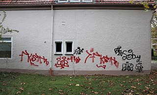Neben der Fassade eines Geschäftshauses wurden auch zwei Autos in Bad Lippspringe mit schwarzer und roter Farbe besprüht. - Polizei Paderborn
