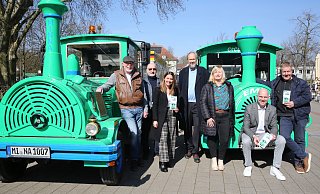 Darüber, dass Minna (l.) und Emil in Kürze wieder an den Start gehen, freuen sich Fahrer Stephan Schlomann (l.), Gerhard Göttsche (Verkehrsverein), Sezen Funke (Volksbank), Michael Gronau (Verkehrsverein), Stefanie Dettmer (Dalpke Group), Arndt Viering (Sparkasse) und Fahrer Jörg Gropp. Nicht dabei sein konnte Emal Atmar, der dritte Fahrer im Bunde. - Elke Niedringhaus-Haasper