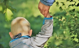 Kinder, die aus schwierigen Verhältnissen kommen, wünschen sich bei einer Pflegefamilie Geborgenheit und Sicherheit. - Fachdienst