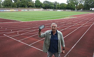 Die Möglichkeiten ausleuchten: Bruno Obens will die Installation einer Flutlichtanlage und auch einer Anzeigetafel im Herforder Ludwig-Jahn-Stadion anschieben. Der kleine Handscheinwerfer, den er hochhält, hat nur symbolischen Charakter. - Thomas Vogelsang