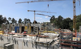 Beim Rundgang über die Mega-Baustelle fürs Neue Waldbad Warburg mit dem Umkleidebereich (eine Wand steht) und der Badehalle im Zentrum. - Simone Flörke