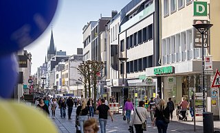 Blick in die Westernstraße in der Paderborner Innenstadt. Unternehmer Ferdinand Klingenthal kritisiert eine negative Haltung zum Einzelhandel in Paderborns Politik. (Symbolbild) - Niklas Tüns