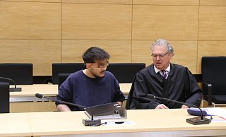 Der 21-jährige Angeklagte (li.) mit Verteidiger Georg Schulze. - Claus Frickemeier