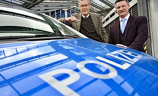 Güterslohs Landrat Sven-Georg Adenauer (l.) legt gemeinsam mit Kriminaldirektor Marco Krause, Leiter der Direktion Kriminalität, die Polizeiliche Kriminalstatistik 2024 vor. - Wolfgang Wotke