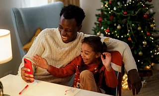 Ein beliebter Brauch zu Nikolaus: Den Liebsten per WhatsApp, Mail, Instagram und Co. eine liebe oder lustige Botschaft senden. Ein Überblick über kreative und schöne Sprüche. - Symbolbild: Pexels