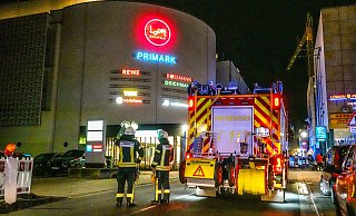 Die Feuerwehr rückte mit einem Großaufgebot zum Parkhaus an der Zimmerstraße aus. - Paul Brinkmann