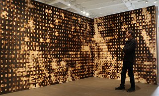 Walther Schwiete vor seiner großen Brandwand in der Städtischen Galerie in der Reithalle in Paderborn-Schloß Neuhaus. - Holger Kosbab