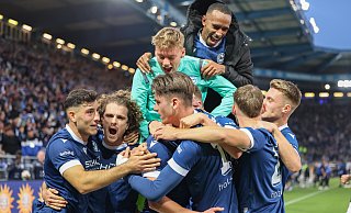 Bielefelder Jubeltraube: Die Arminen feiern ihren 3:1-Erfolg über den VfL Osnabrück. - Oliver Krato