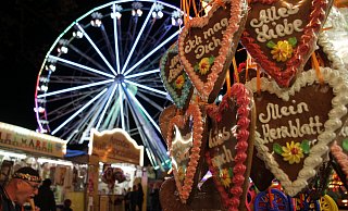 Das Riesenrad als Wahrzeichen, das Lebkuchenherz als Kirmes-Klassiker: Die süße Leckerei gibt es in unterschiedlichen Größen. - Dieter Scholz