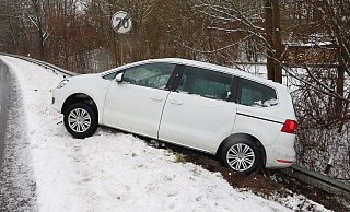 Der Pkw rutschte in den Graben. - Polizei Höxter