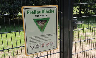Herfords Hundewiese im Bereich der Ackerstraße/Kornstraße/Strothkamp steht aktuell auf dem Prüfstand, nachdem sich zahlreiche Anwohner über Lärm und Parkplatzprobleme beschwert haben. Nun rückt eine Alternative im Herforder Süden in den Fokus. - Claus Frickemeier