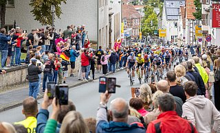 Hunderte Menschen haben sich angeschaut, wie die Profi-Radfahrer während der Lidl Deutschland-Tour durch den Bürener Ortskern und vorbei an der Kirche St. Nikolaus fahren. - Niklas Tüns