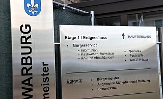 Der Eingang zur Stadtverwaltung Warburg an der Bahnhofstraße. Wer wird dort künftig im Büro des Bürgermeisters sitzen? - Simone Flörke Der Eingang zur Stadtverwaltung Warburg an der Bahnhofstraße. Wer wird dort künftig im Büro des Bürgermeisters sitzen? - Simone Flörke