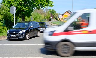 Die Haltelinie der Ringstraße markiert zugleich die Fahrbahn der Werster Straße. Die wenigsten Autofahrer stoppen hier. Nun gilt in Richtung Löhne Tempo 50. - Ulf Hanke
