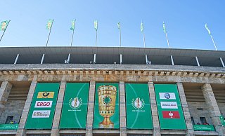 Auf die begehrten Eintrittskarten für das Berliner Olympiastadion warten einige Arminia-Fans noch immer sehnsüchtig. - imago/ActionPictures