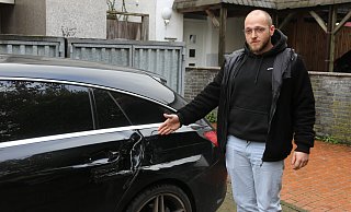Dennis Take (29) zeigt auf den Schaden an seinem Mercedes. Bleibt er auf 14.000 Euro Schaden sitzen? - Claus Frickemeier
