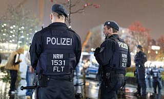 Polizisten stoppten drei der Tatverdächtigen kurz nach der Tat auf dem Bielefelder Kesselbrink. - Symbolfoto: Oliver Krato