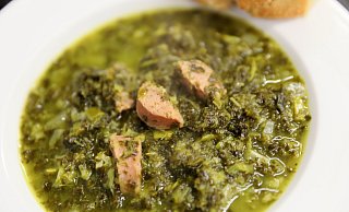 Von der Kochforschergruppe des Kreisheimatvereins angerichtet: Grünkohl mit Wurst. Dazu gibt es Brot. Die Kartoffel wurde erst spät Teil des Gerichts. - Frank-Michael Kiel-Steinkamp