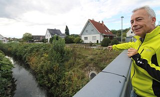 Stefan Rodewald steht auf der Brücke über der Lutter, die nach dem Hochwasser an der Fohlenwiese erneuert wurde. - Sylvia Tetmeyer