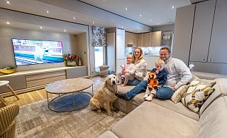 Die Schausteller Denise und Willi Kipp leben mit ihren Kindern Clara und Willi sowie Hund Apollo in dem Wohnwagen, der während Libori am Paderborner Löffelmannweg steht. - Niklas Tüns Die Schausteller Denise und Willi Kipp leben mit ihren Kindern Clara und Willi sowie Hund Apollo in dem Wohnwagen, der während Libori am Paderborner Löffelmannweg steht. - Niklas Tüns
