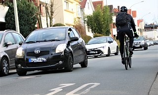 In der Penzlinger Straße in Paderborn dürfen Autos wieder auf der Fahrbahn parken (links). Tempo 30 und das Überholverbot von Radfahrern gilt weiter. - Rajkumar Mukherjee In der Penzlinger Straße in Paderborn dürfen Autos wieder auf der Fahrbahn parken (links). Tempo 30 und das Überholverbot von Radfahrern gilt weiter. - Rajkumar Mukherjee