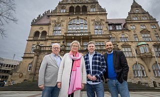 Kandidatenvorstellung: Die SPD hat ihre Traumkandidatin gefunden. Im Beisein von Oberbürgermeister Pit Clausen (l.) stellen SPD-Fraktionschef Riza Öztürk (r.) und Geschäftsführer Björn Klaus Birgit Beckermann aus Nordhorn vor. Ab Juli hat sie aller Voraussicht nach ihr Büro im Bielefelder Rathaus, - Oliver Krato