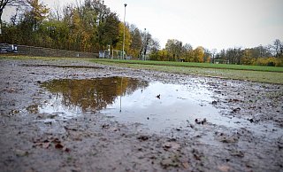 Für die Pflege des Mittelbachstadions ist derzeit noch die Stadt zuständig - allerdings mit mäßigem Erfolg, wie ein Blick auf die Laufbahn zeigt. Künftig will der FC Löhne-Gohfeld zumindest den Rasen selber unterhalten. - Felix Eisele